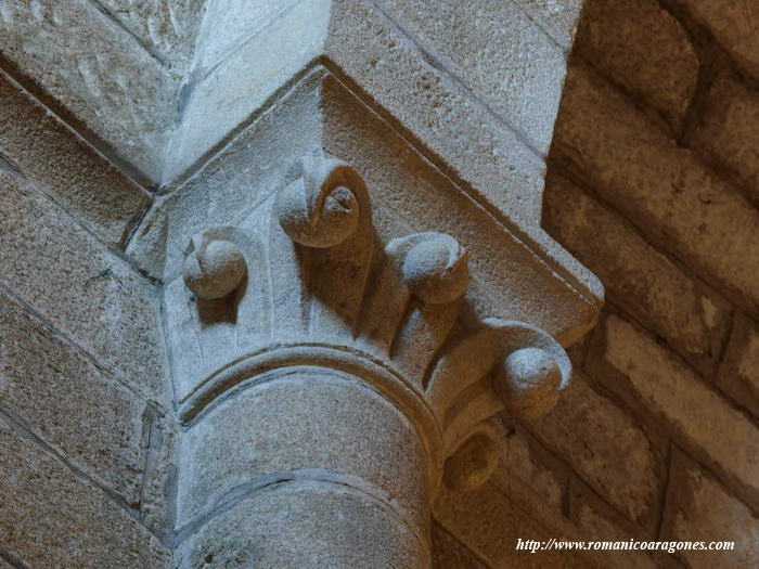 CAPITEL DEL INTERIOR DEL TEMPLO